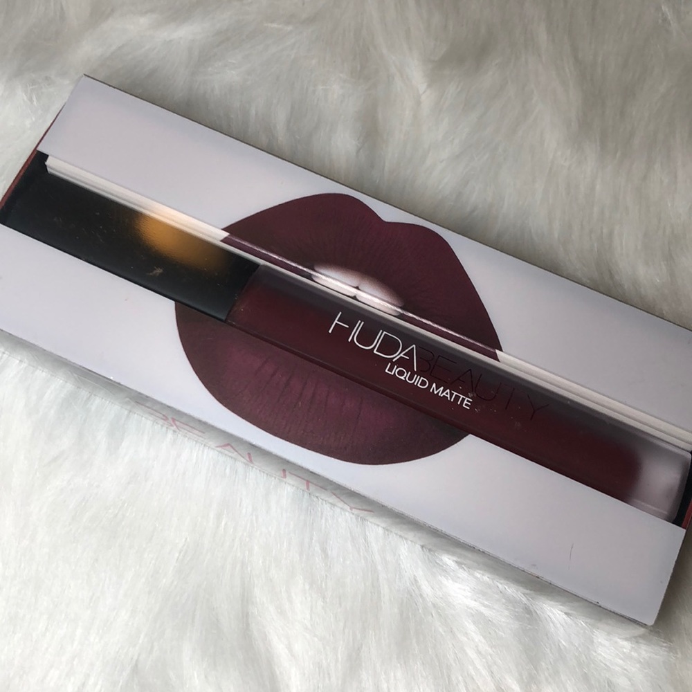 Huda Beauty Liquid Lipstick in Famous